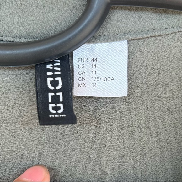 H&M chiffon top. Used gently. Size 16 XL - Picture 3 of 4